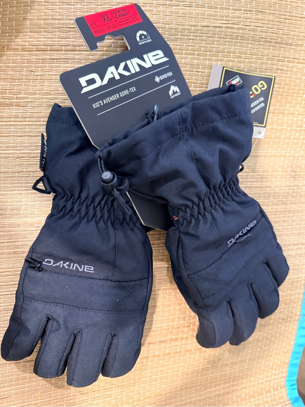 KIDS AVENGER GORE-TEX  DAKINE GLOVES 
SIZE XL (10-12 ) years BLACK